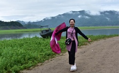 美女自觉的解开胸衣